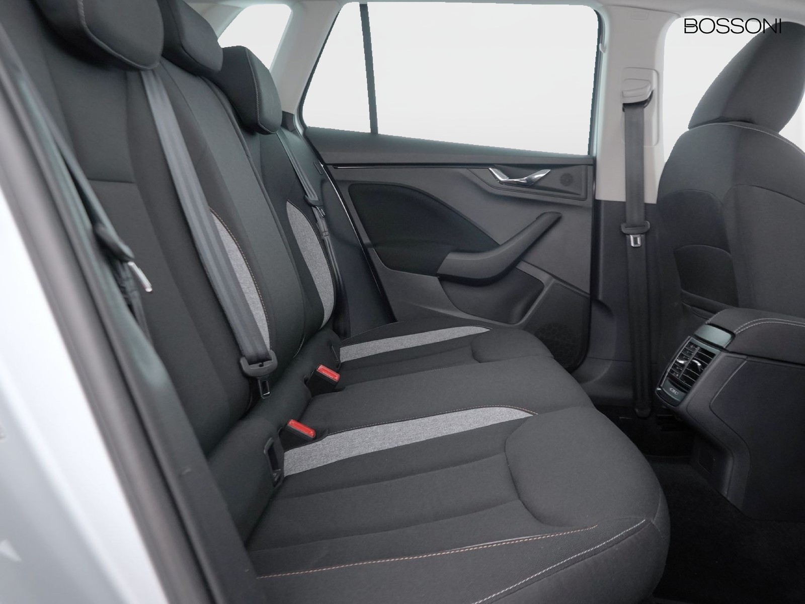 9 - Skoda Kamiq 1.0 tsi 115cv black dots dsg