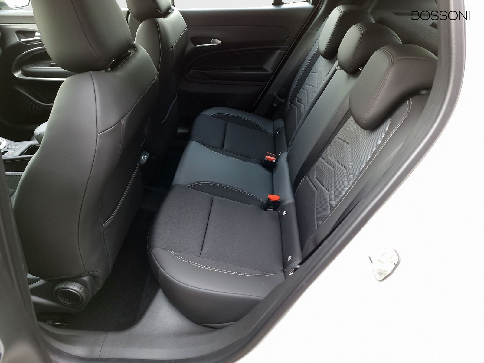12 - Jeep Avenger 1.2 turbo e-hybrid mhev 110cv altitude fwd edct6
