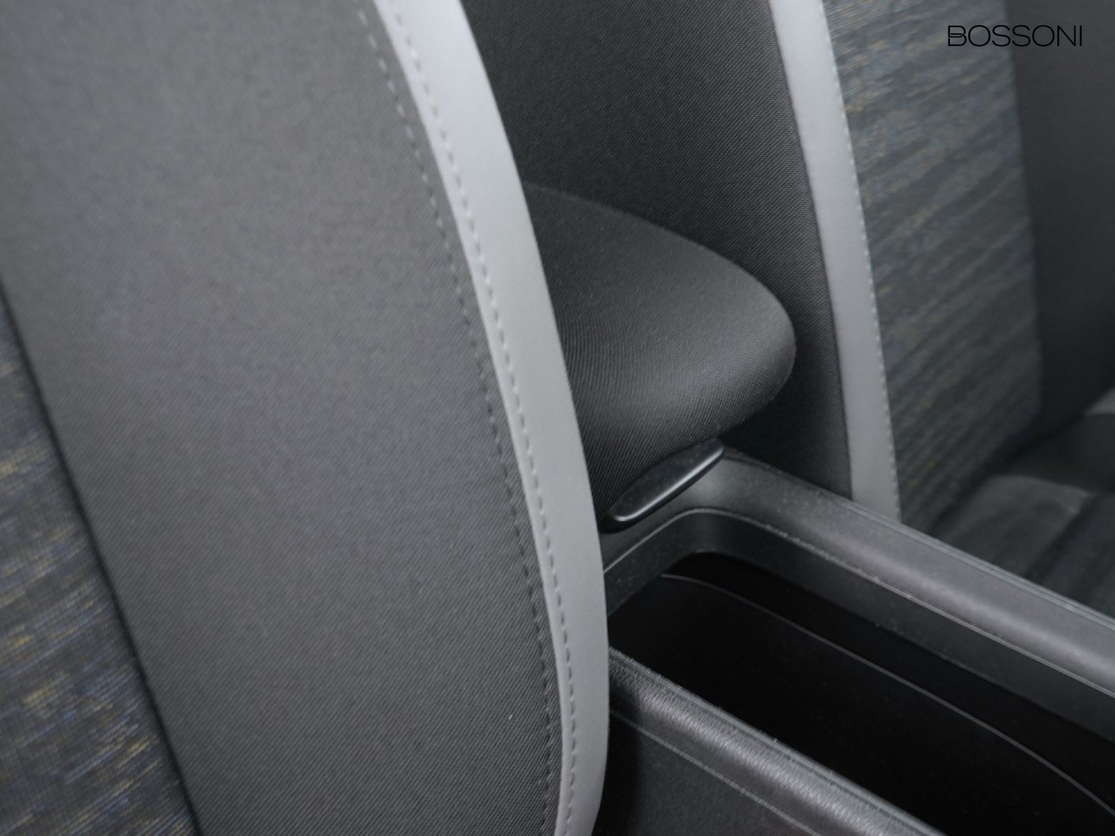 18 - Jeep Avenger 1.2 turbo 100cv longitude fwd