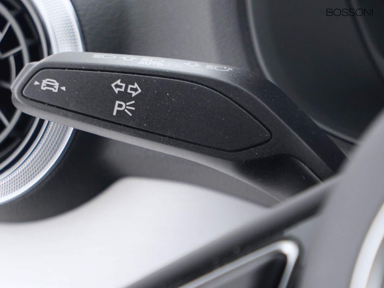 26 - Audi Q2 35 2.0 tdi business advanced s tronic