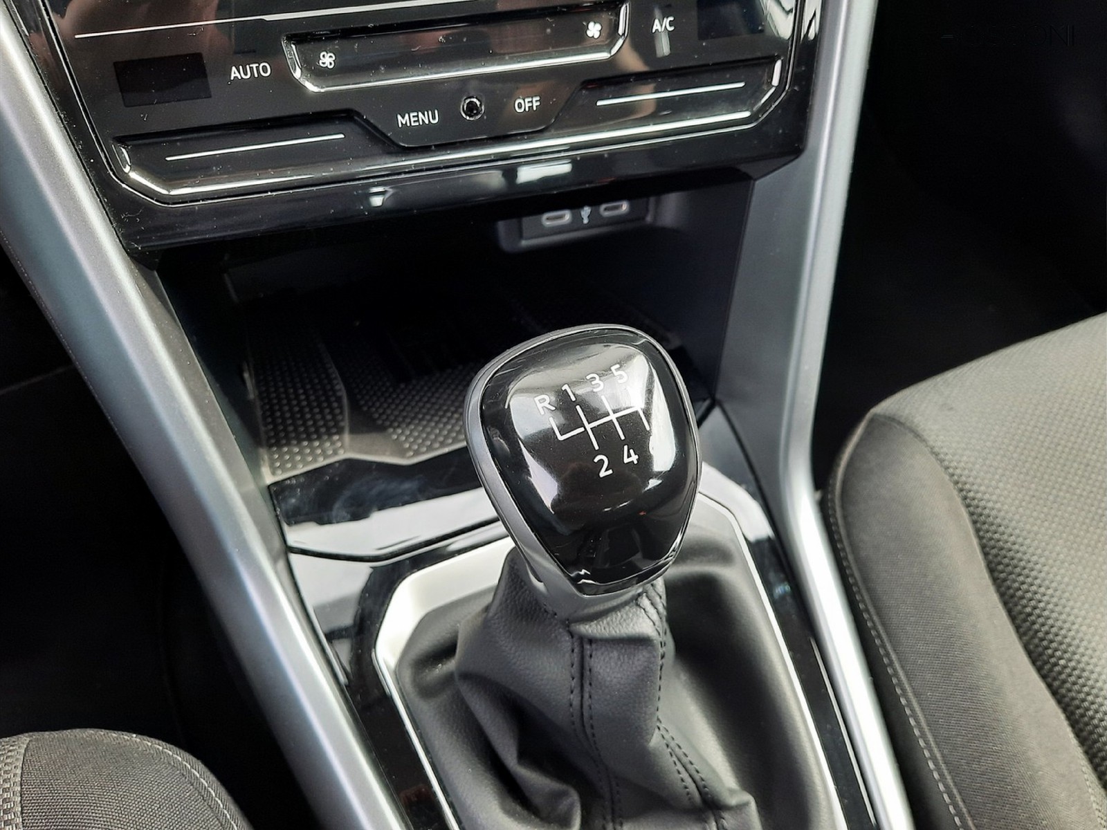 9 - Volkswagen T-Roc 2.0 tdi scr 115cv life