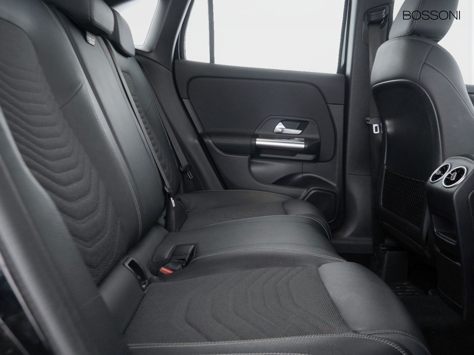 9 - Mercedes GLA 180 progressive advanced plus 7g-dct