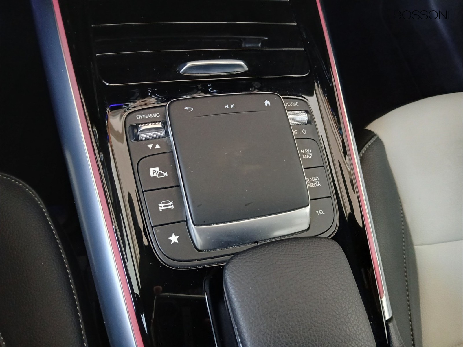 14 - Mercedes GLA 200 d premium 8g-dct