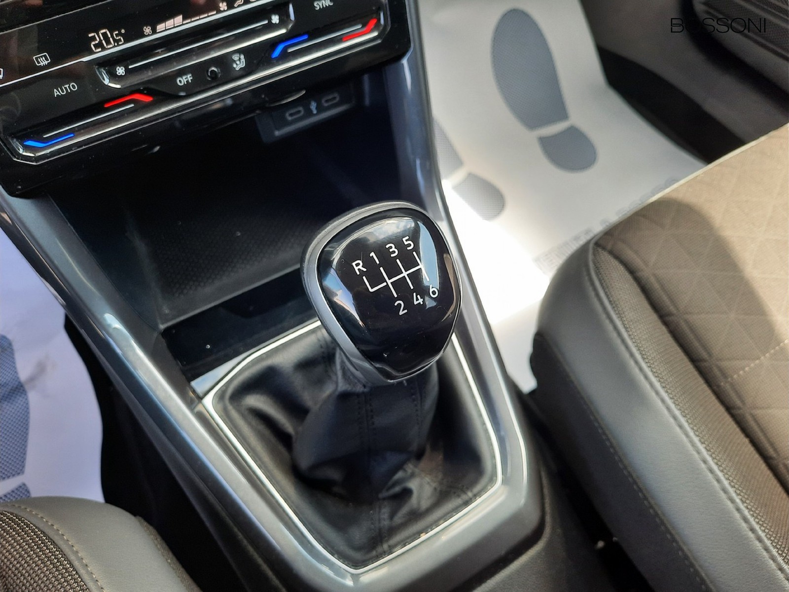 10 - Volkswagen T-Cross 1.0 tsi 110cv advanced