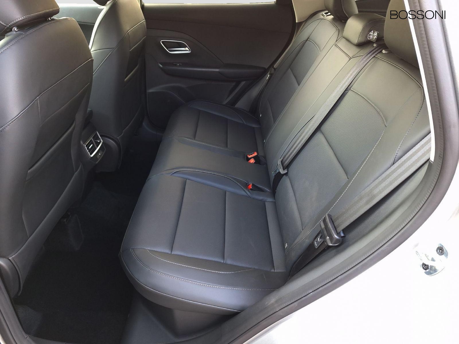 12 - Mg ZS 1.5 hybrid+ luxury auto