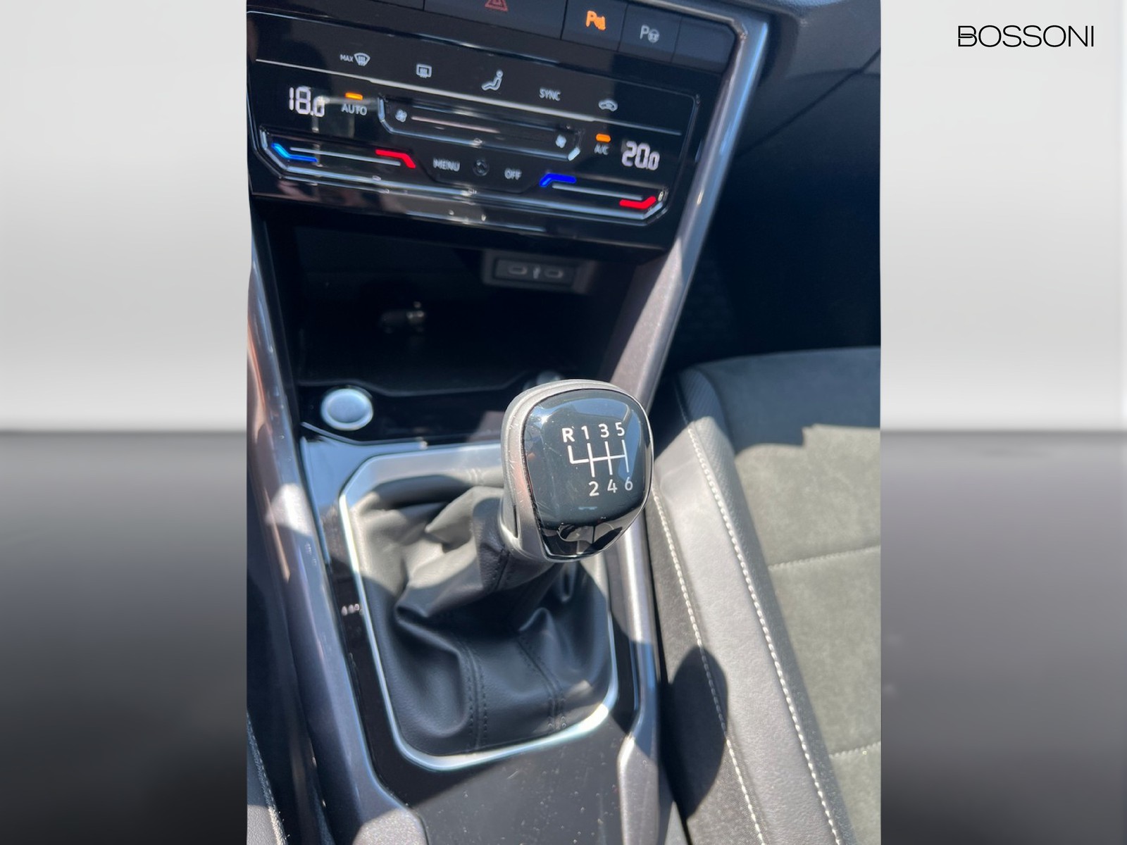 6 - Volkswagen T-Roc 1.0 tsi 110cv style