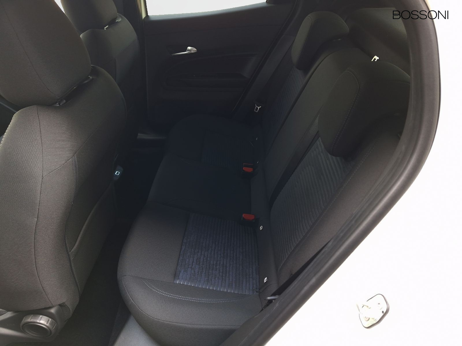 12 - Alfa Romeo Junior 1.2 hybrid 145cv ibrida edct6