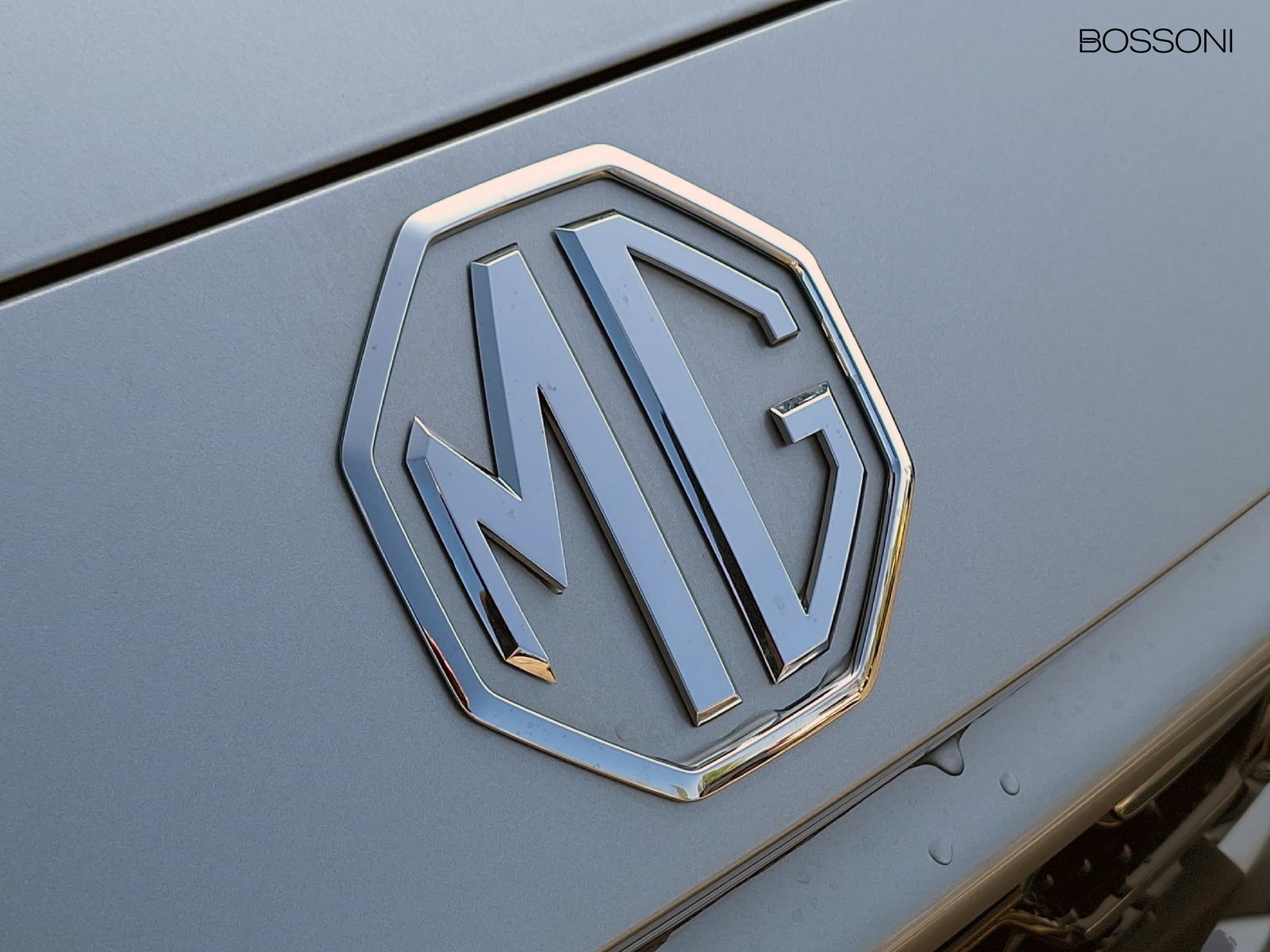 24 - Mg ZS 1.5 hybrid+ luxury auto