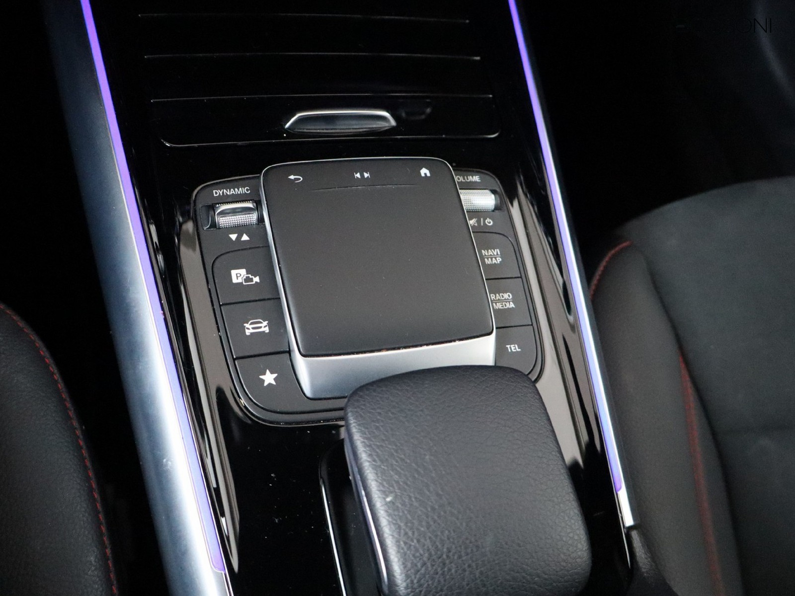14 - Mercedes GLA 180 d premium 8g-dct