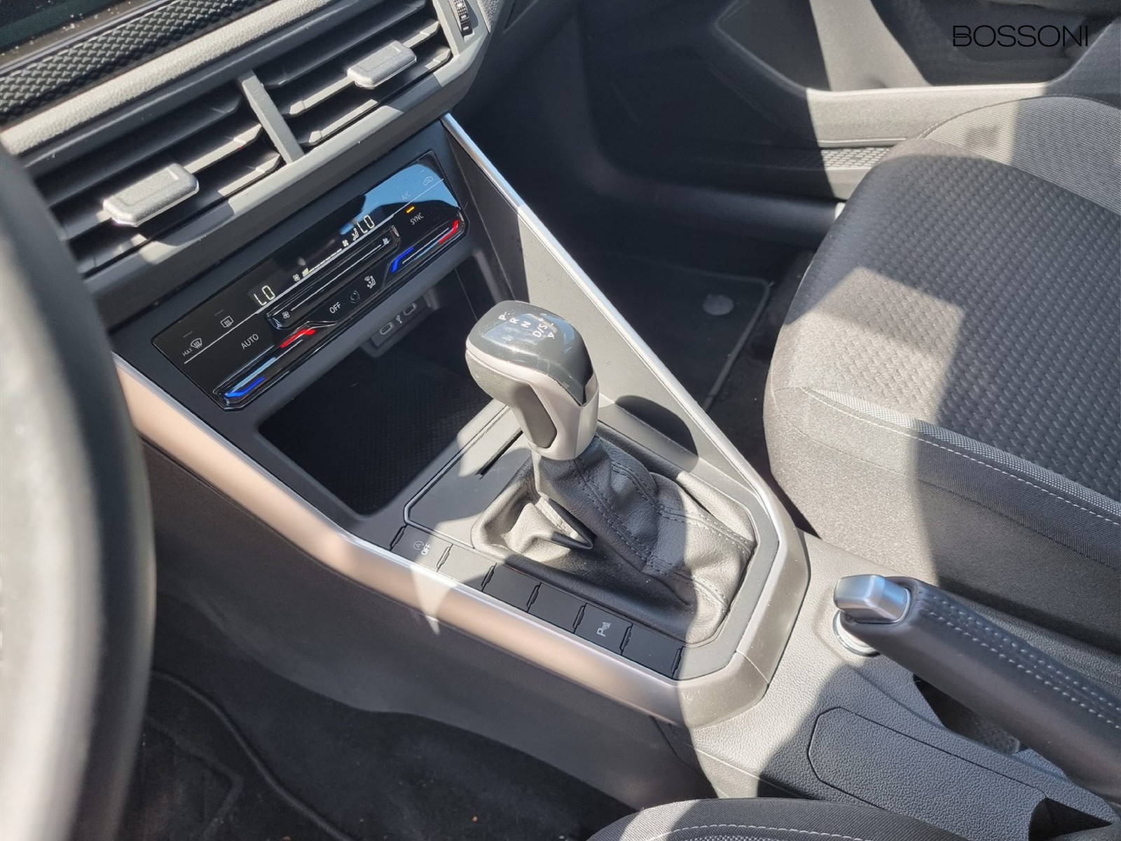 8 - Volkswagen Polo 1.0 tsi 95cv life dsg