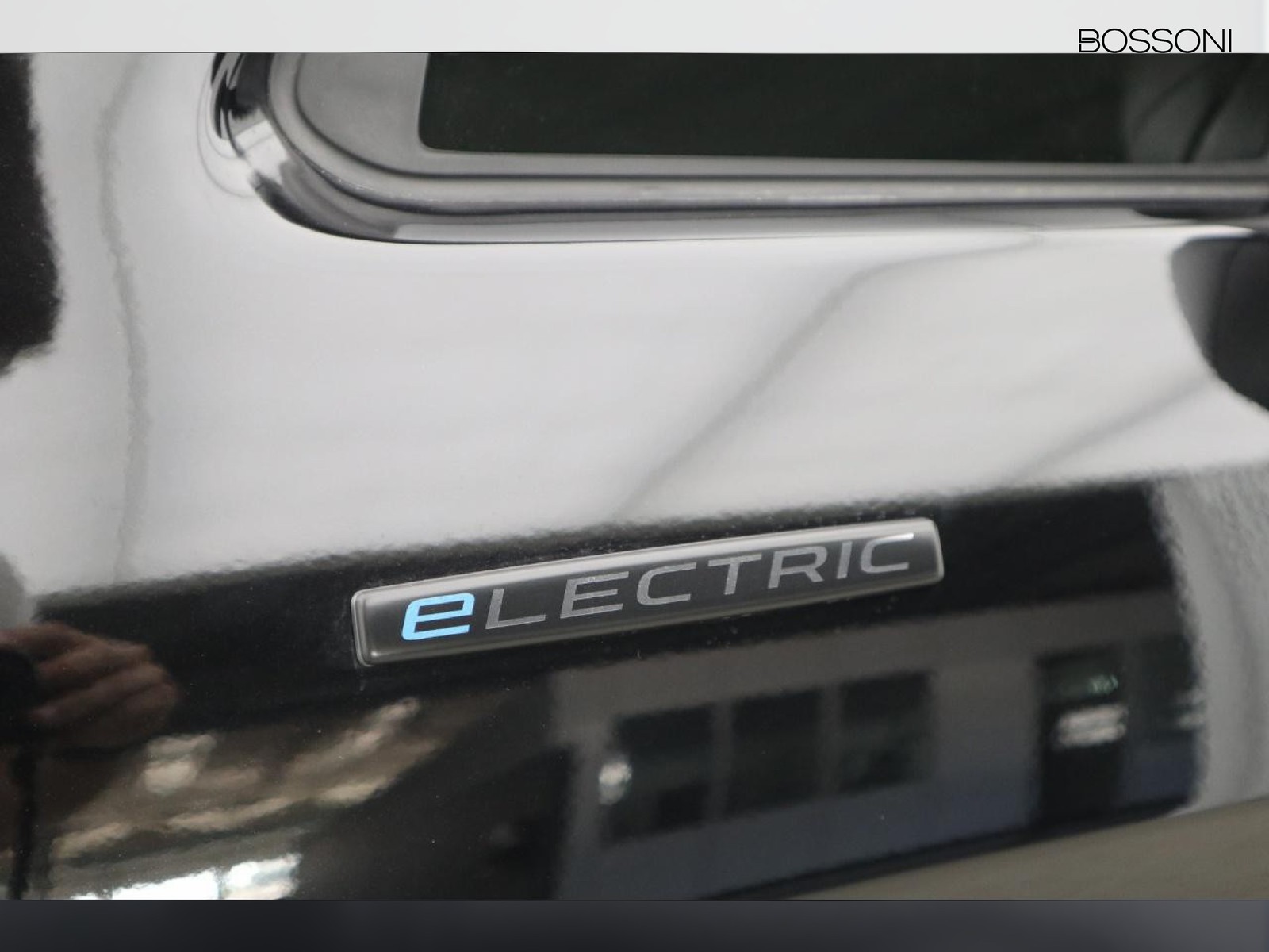 17 - Mercedes Vans Vito etourer 129 long 90kwh
