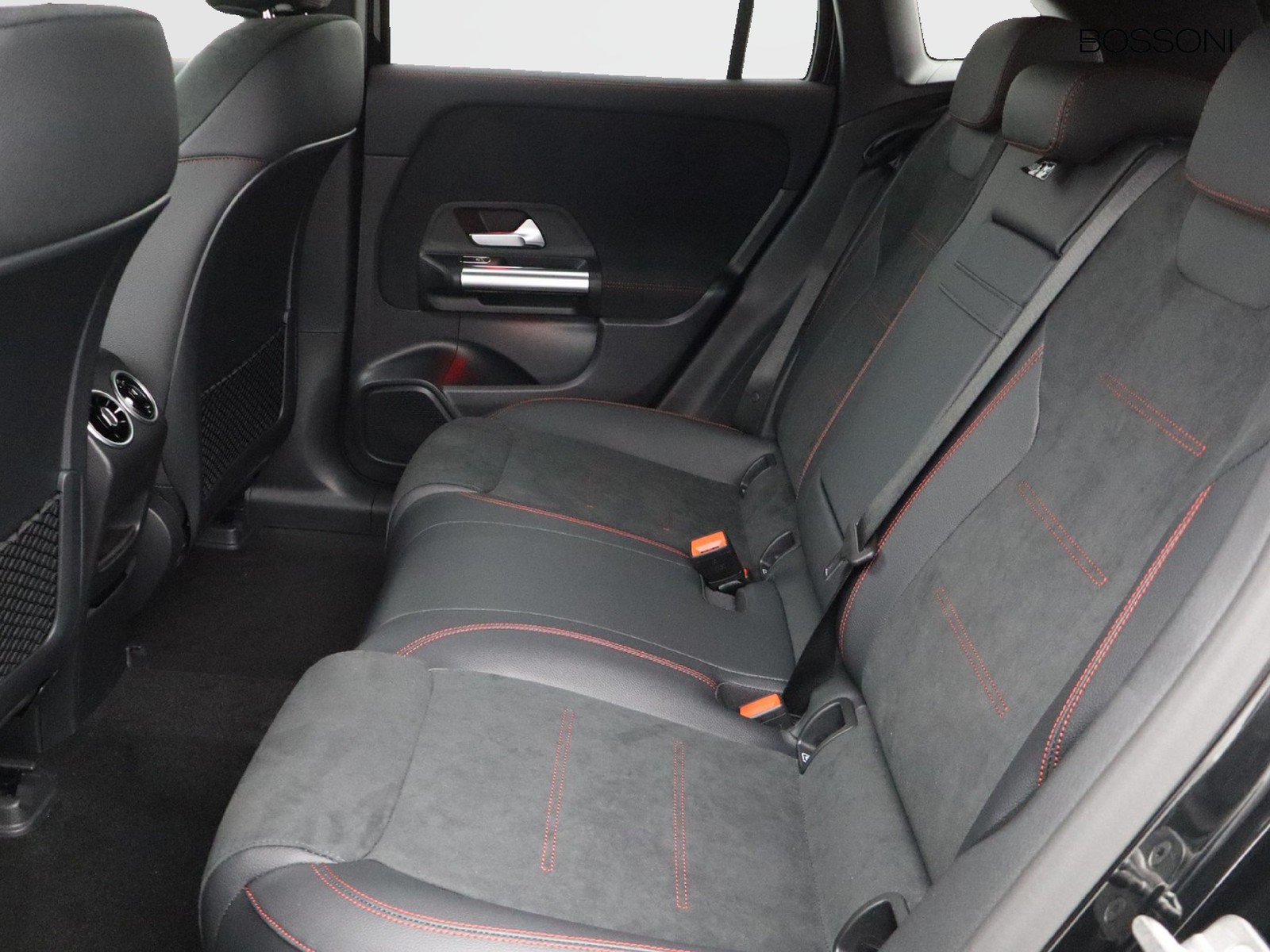 8 - Mercedes EQA 300 amg line advanced 4matic