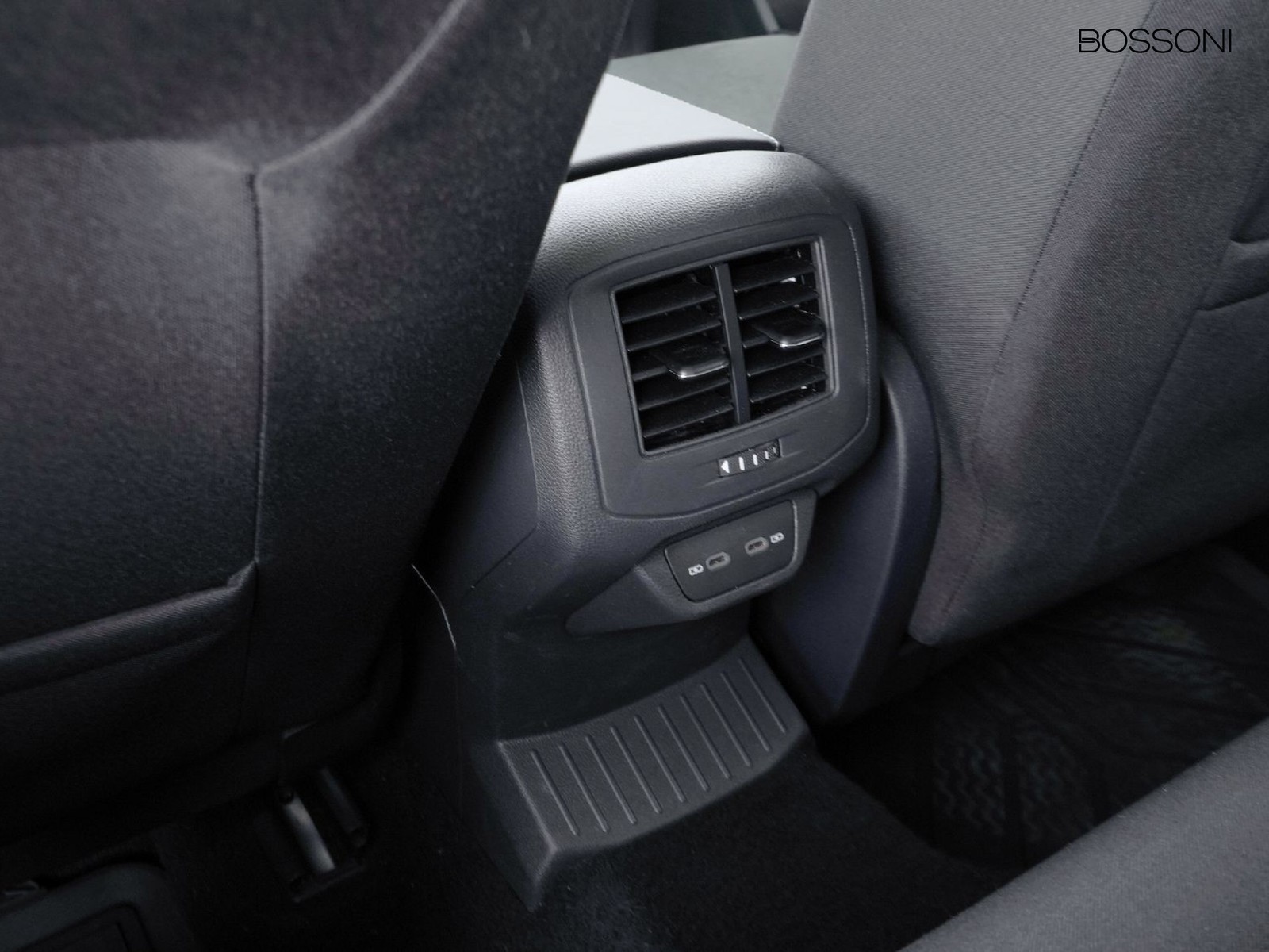 27 - Volkswagen T-Roc 1.0 tsi 110cv style