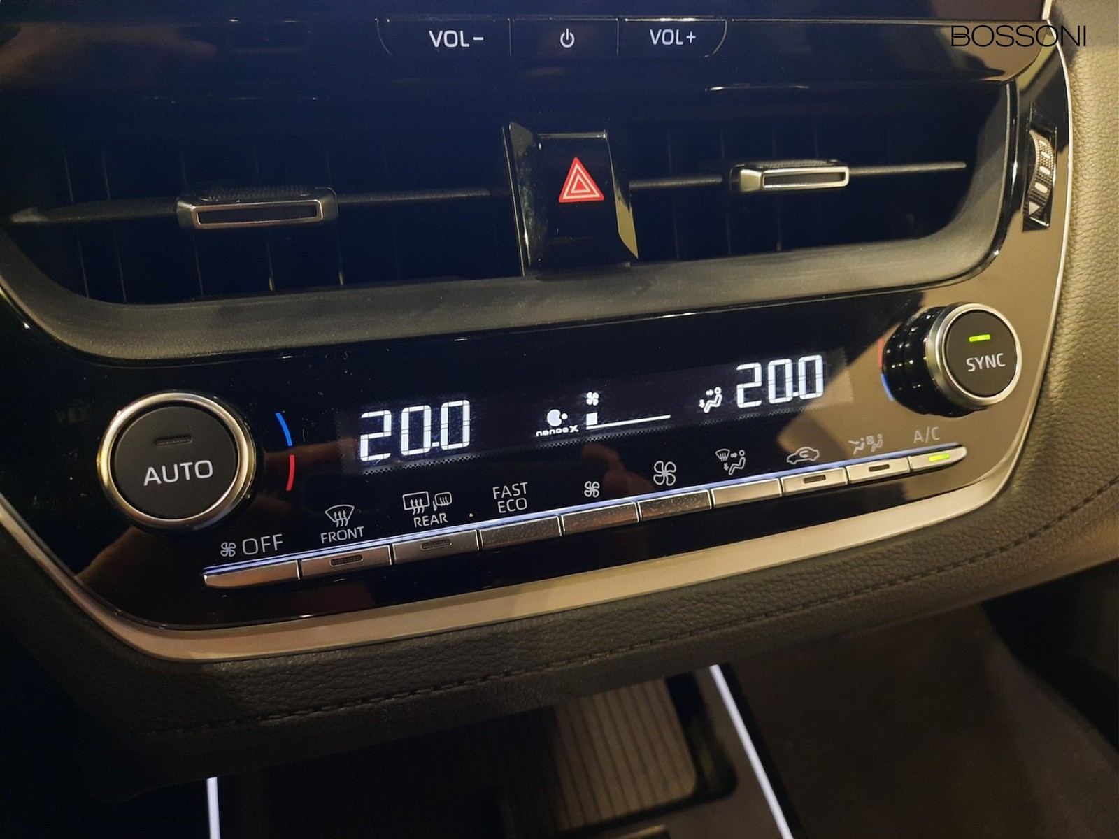 10 - Toyota Corolla Cross 1.8 hybrid 200 premium awd-i e-cvt
