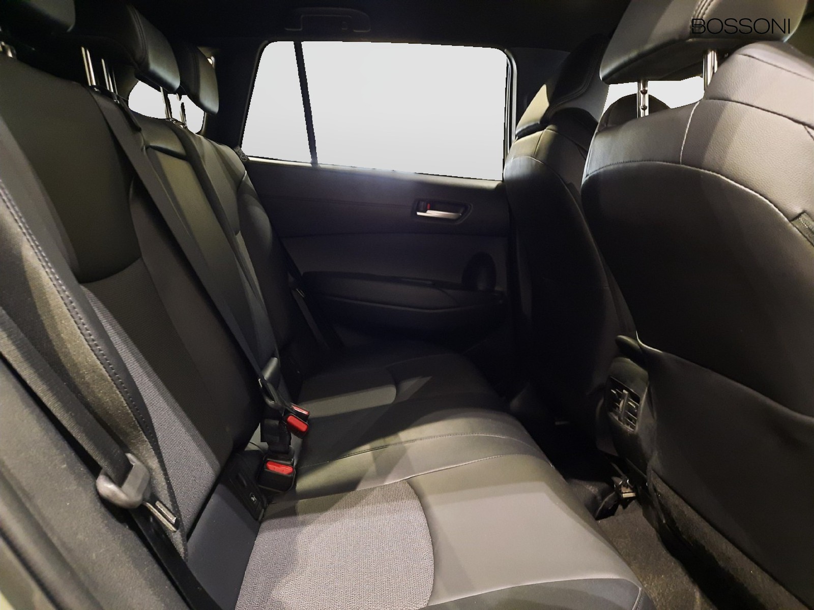 15 - Toyota Corolla Cross 1.8 hybrid 200 premium awd-i e-cvt