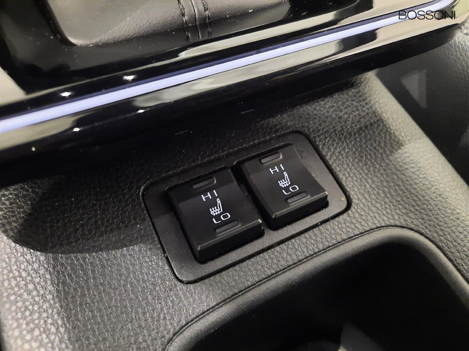 17 - Toyota Corolla Cross 1.8 hybrid 200 premium awd-i e-cvt
