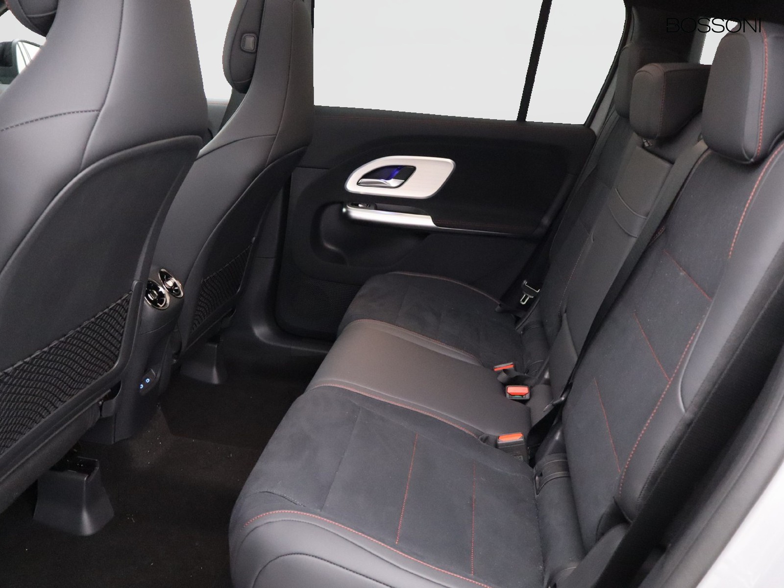 8 - Mercedes GLB 200 premium 4matic 8g-edct 7p.ti