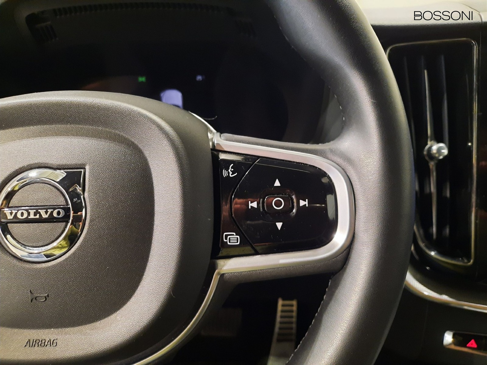 12 - Volvo XC60 2.0 b4 plus dark awd automatico