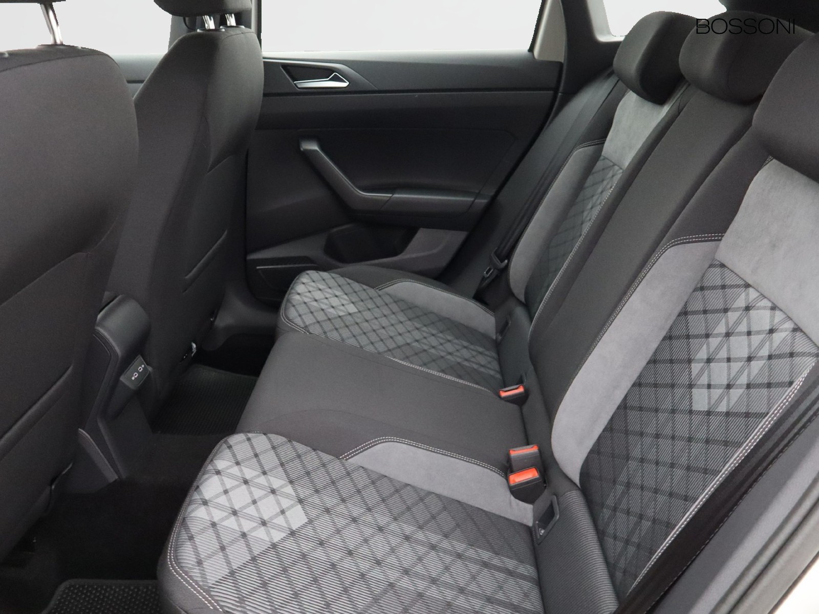 8 - Volkswagen Taigo 1.0 tsi 110cv r-line dsg