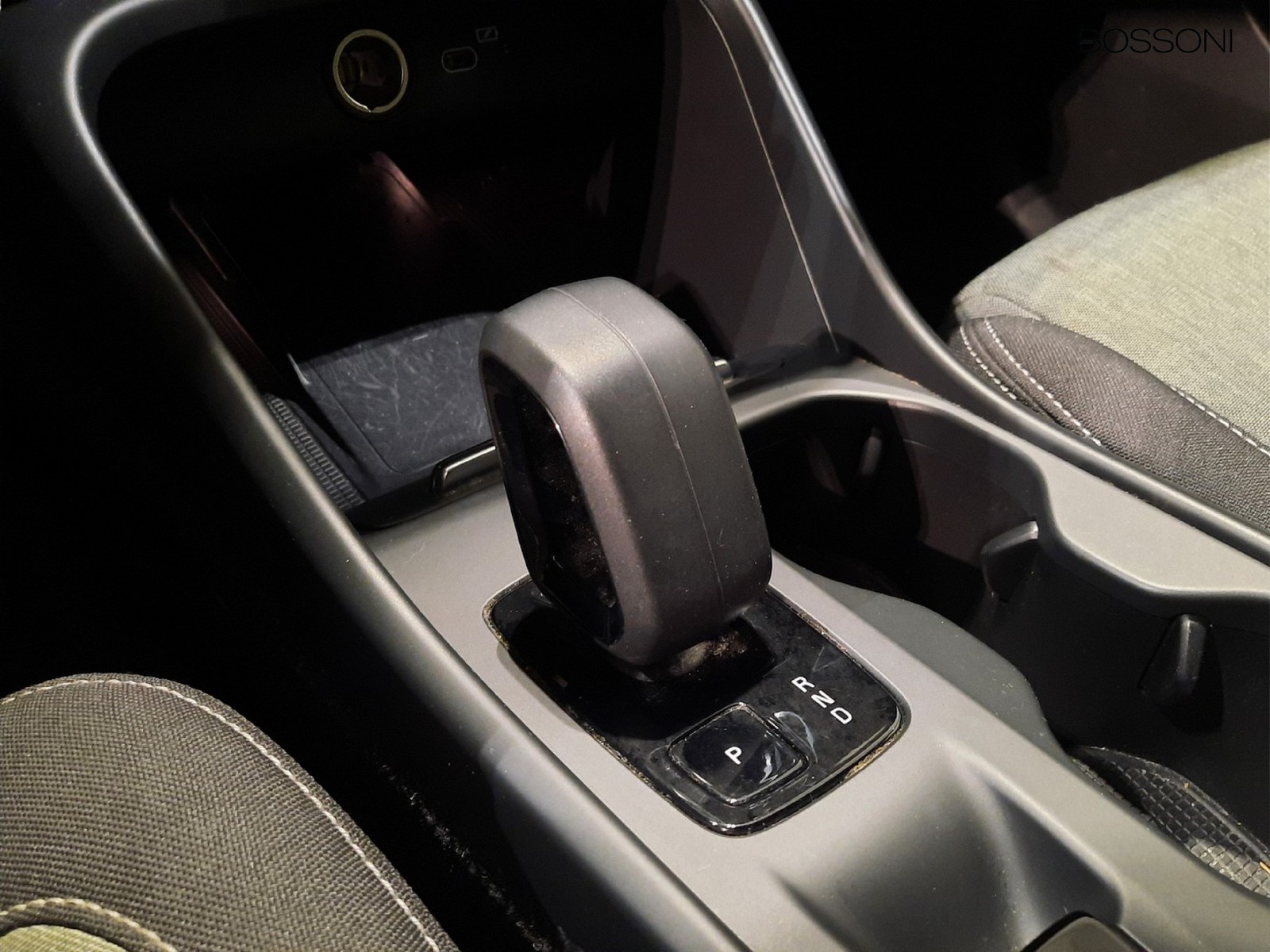 18 - Volvo XC40 2.0 b3 plus bright automatico