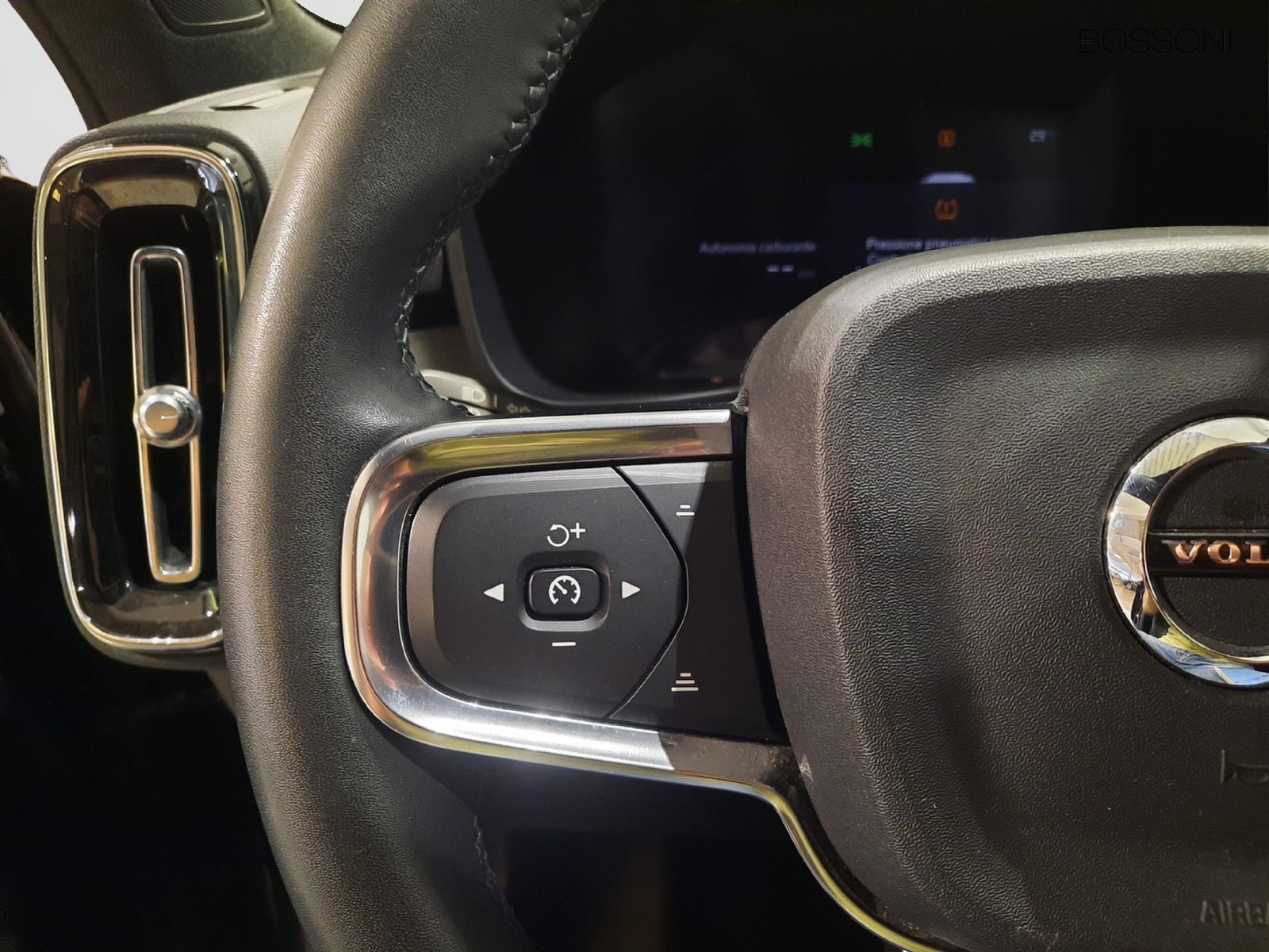 20 - Volvo XC40 2.0 b3 plus bright automatico