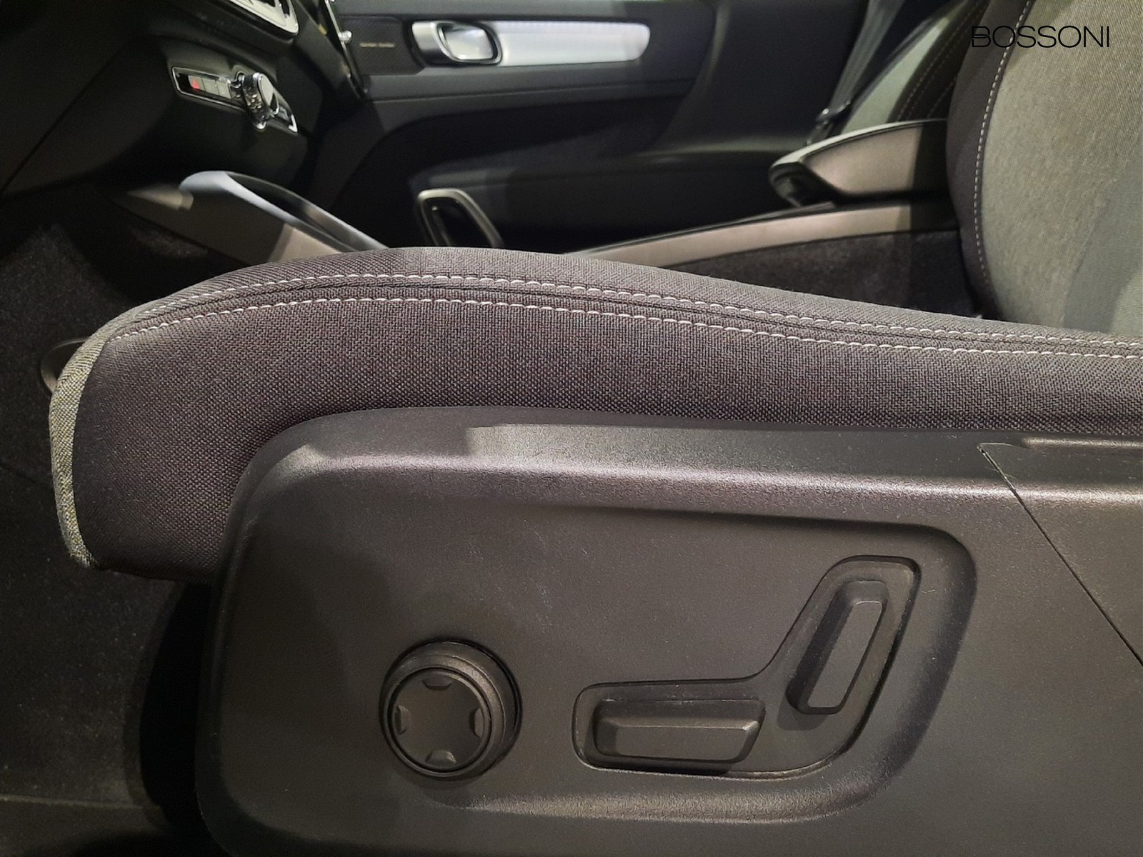 22 - Volvo XC40 2.0 b3 plus bright automatico