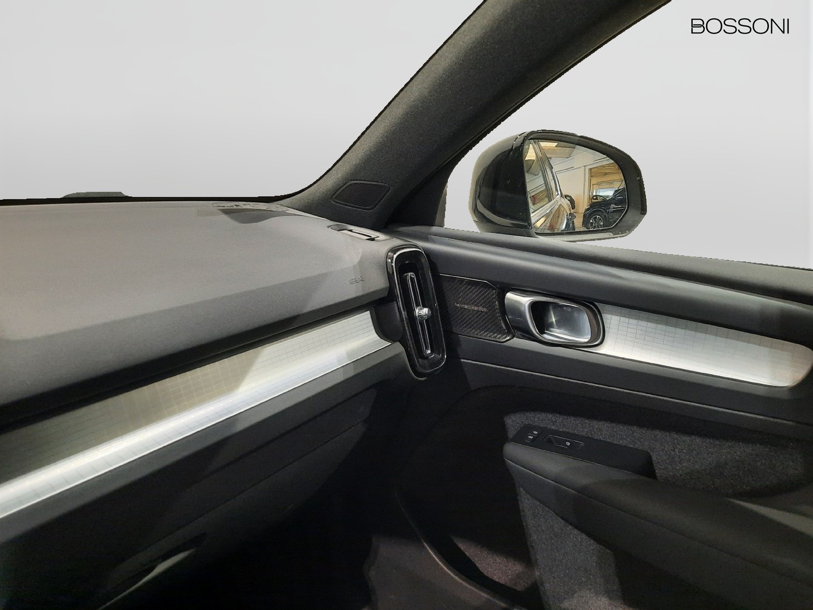 29 - Volvo XC40 2.0 b3 plus bright automatico