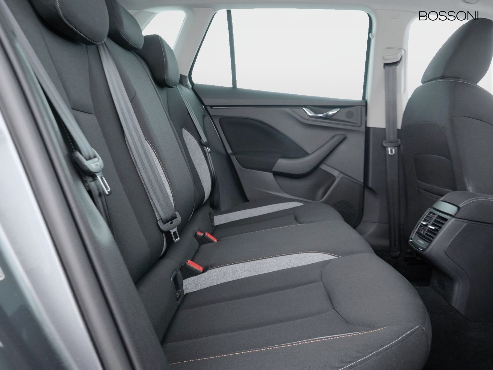 9 - Skoda Kamiq 1.0 tsi 115cv black dots dsg