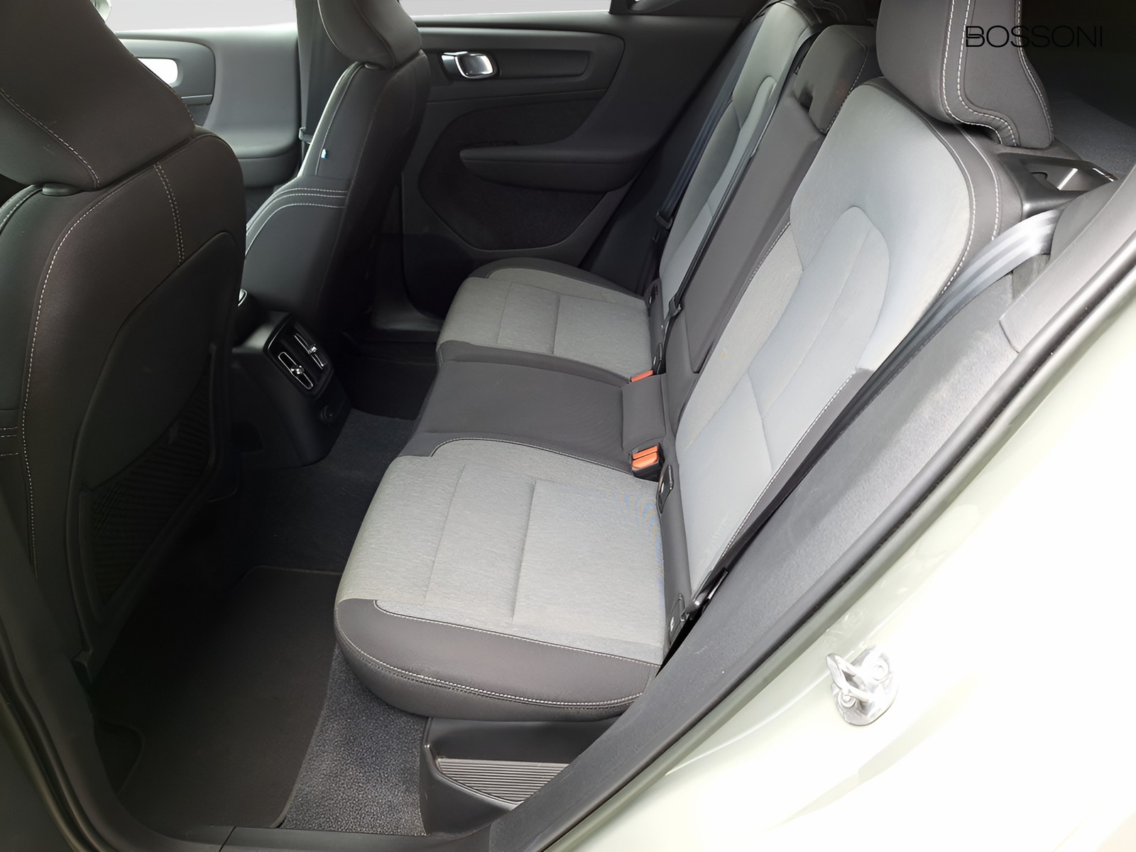 12 - Volvo XC40 1.5 t4 recharge plug-in-hybrid core automatico