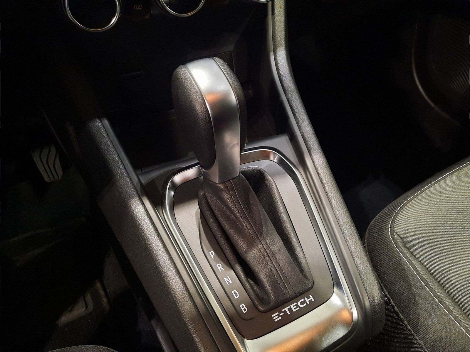 12 - Renault Captur 1.6 e-tech hybrid zen auto 145cv
