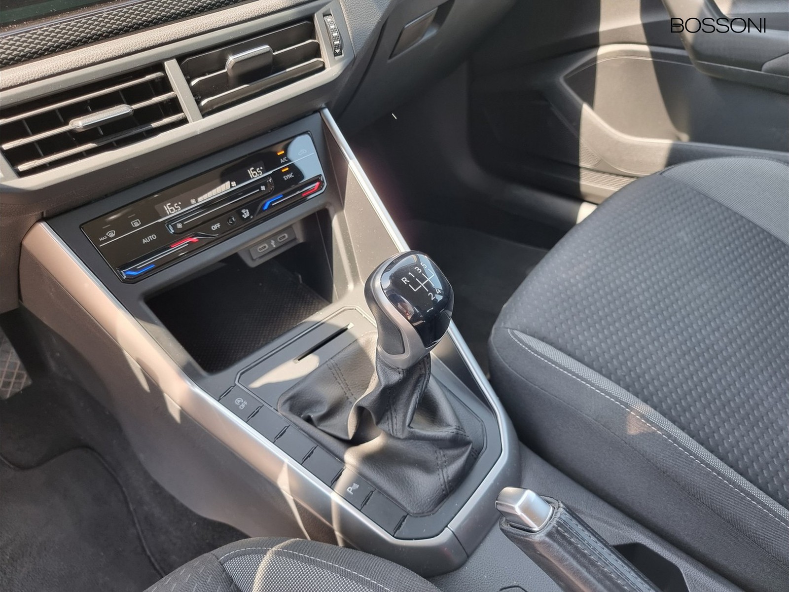 8 - Volkswagen Taigo 1.0 tsi 95cv life