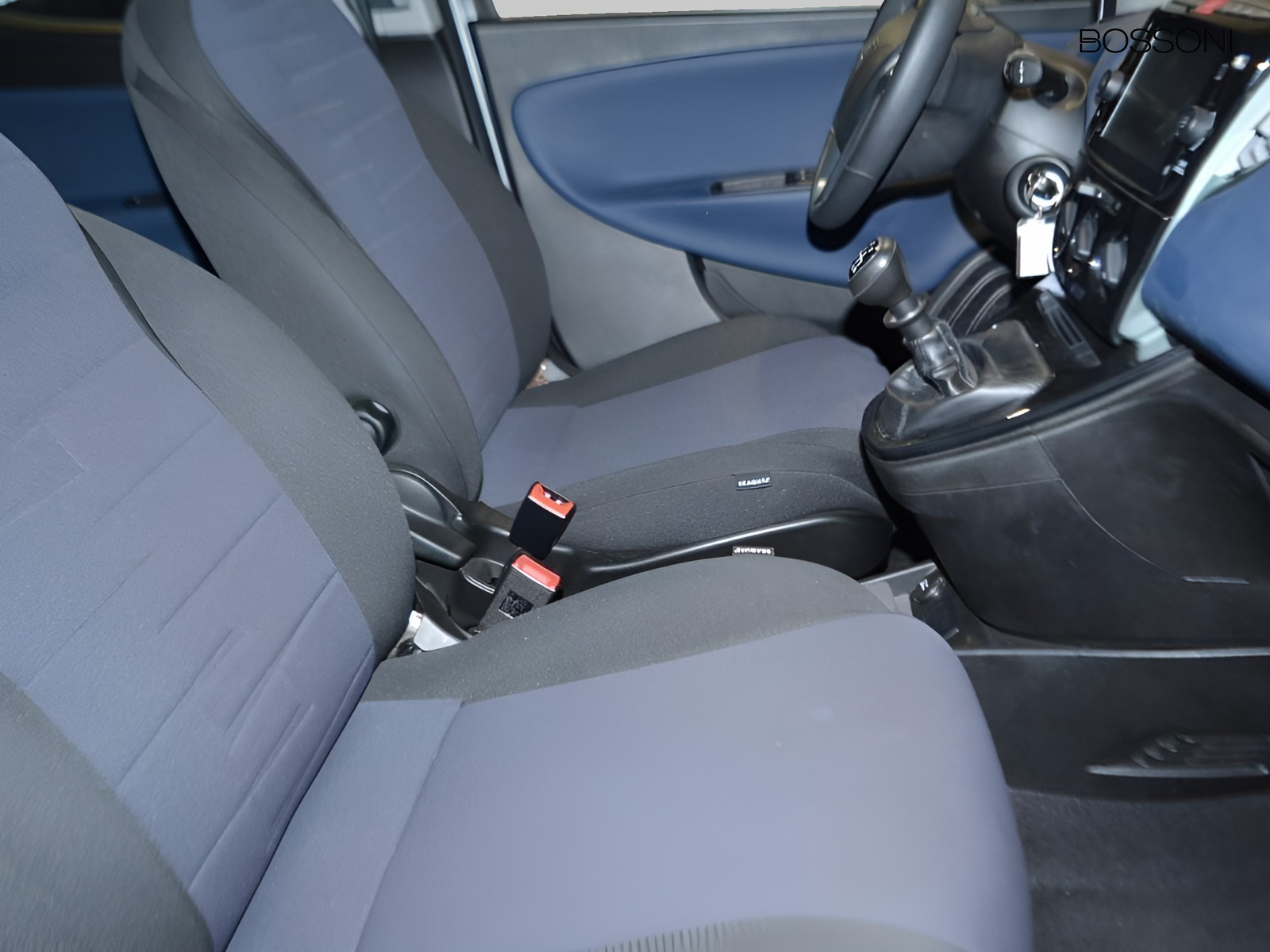 5 - Lancia Ypsilon 1.0 firefly hybrid 70cv platino s&s