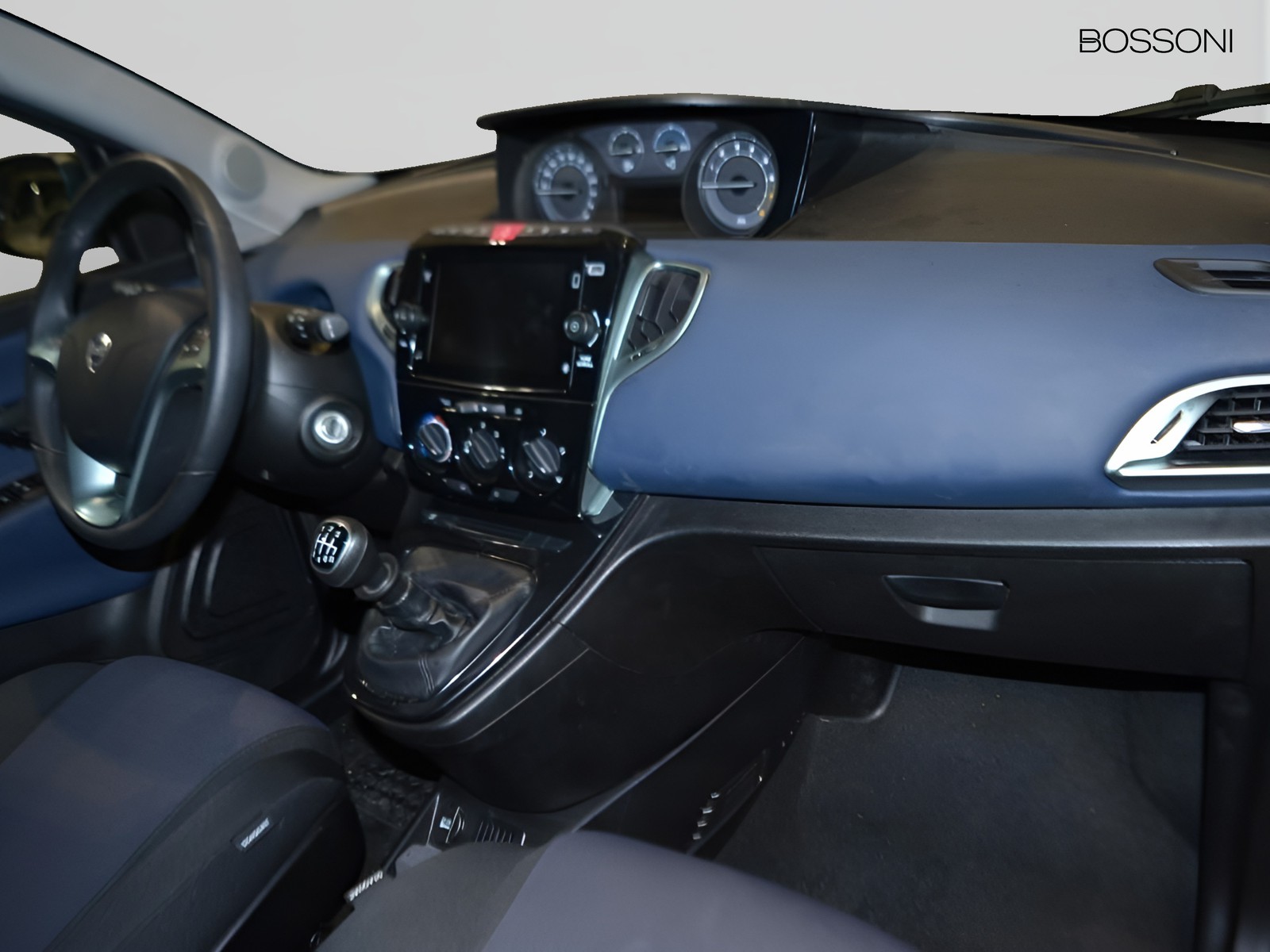 8 - Lancia Ypsilon 1.0 firefly hybrid 70cv platino s&s