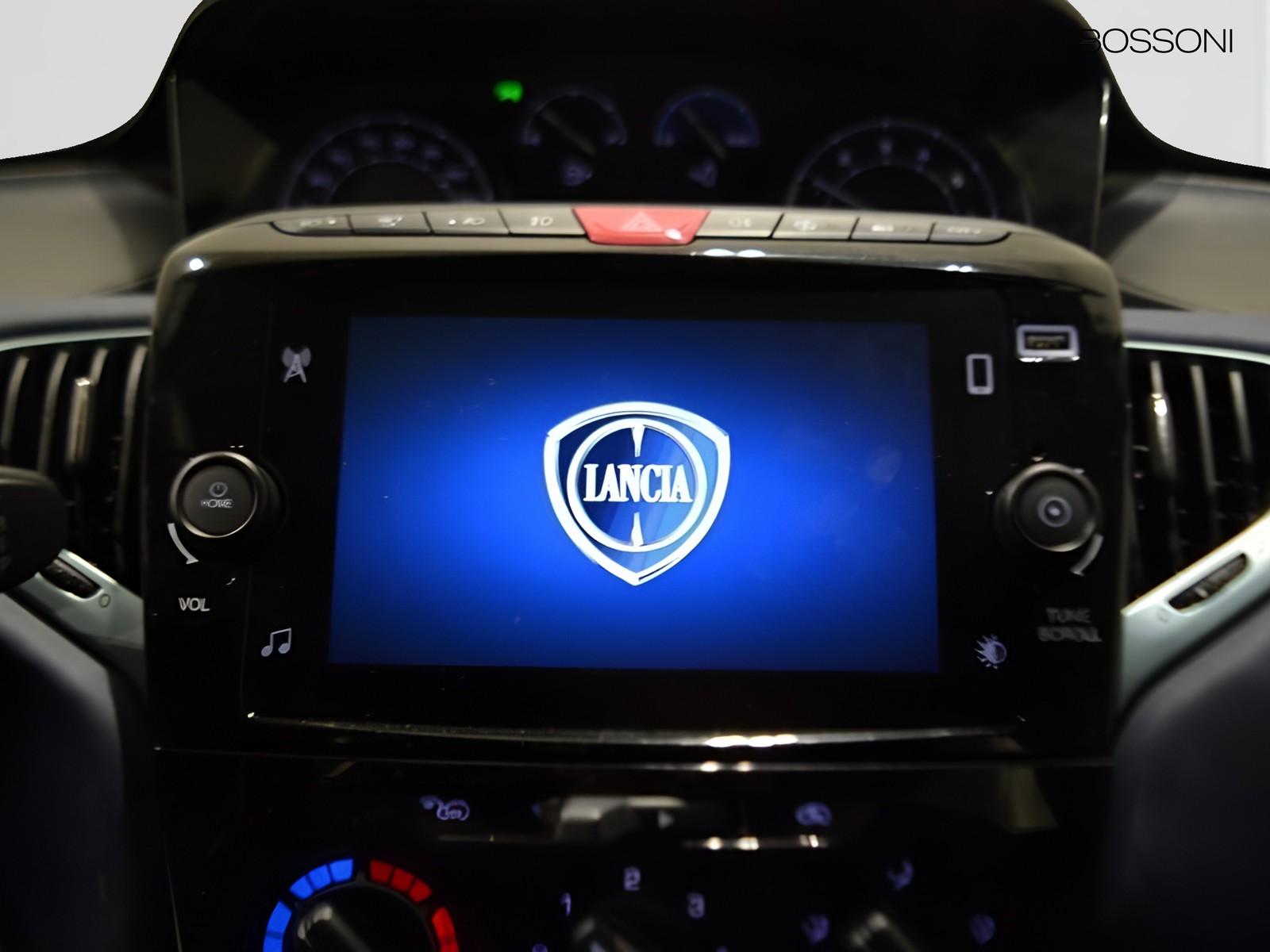 10 - Lancia Ypsilon 1.0 firefly hybrid 70cv platino s&s