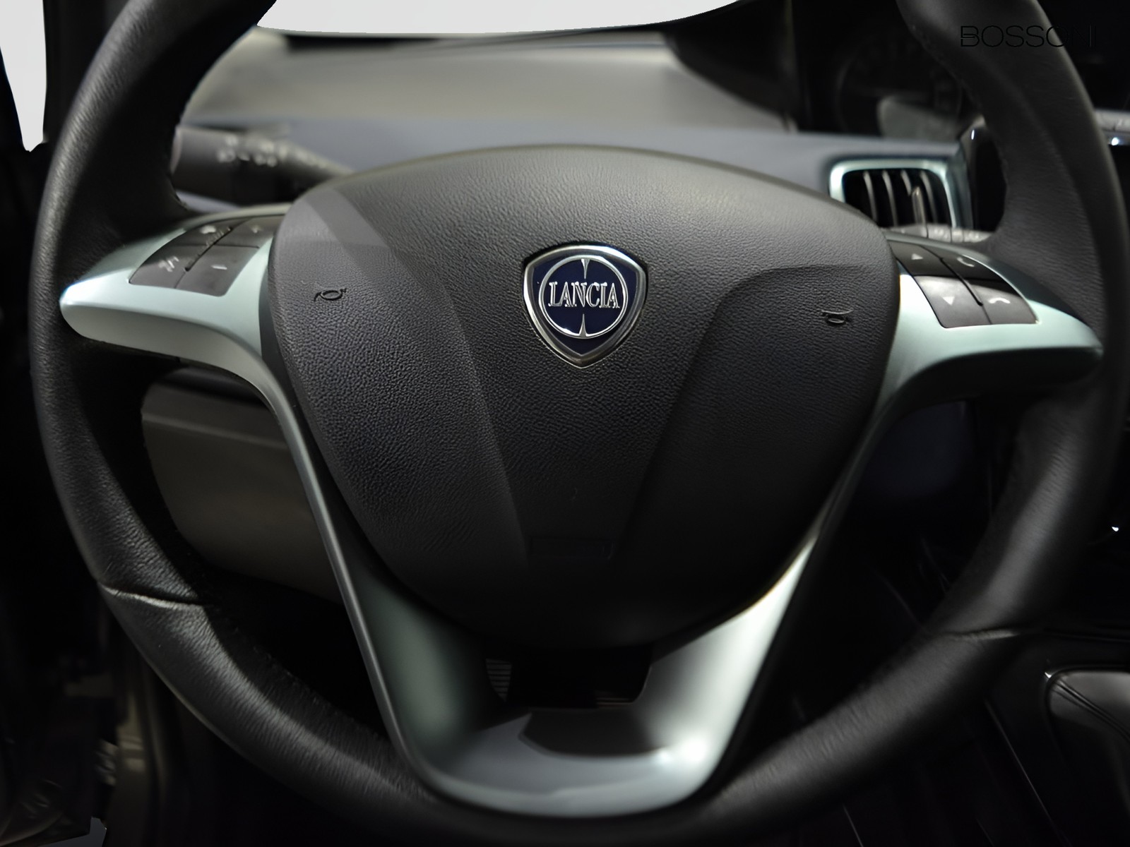 18 - Lancia Ypsilon 1.0 firefly hybrid 70cv platino s&s