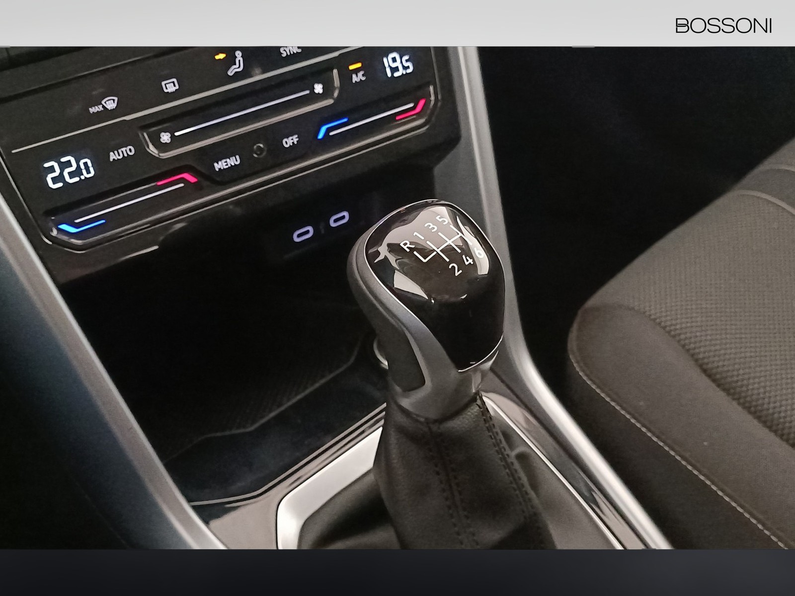 5 - Volkswagen T-Roc 1.0 tsi 110cv life