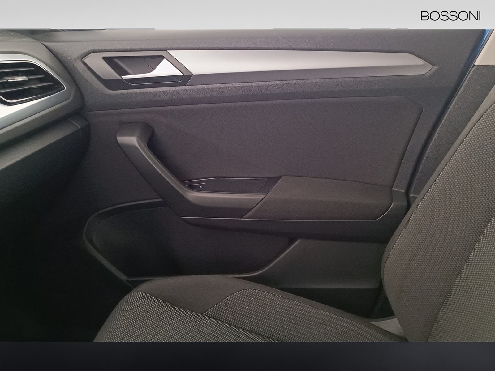 8 - Volkswagen T-Roc 1.0 tsi 110cv life