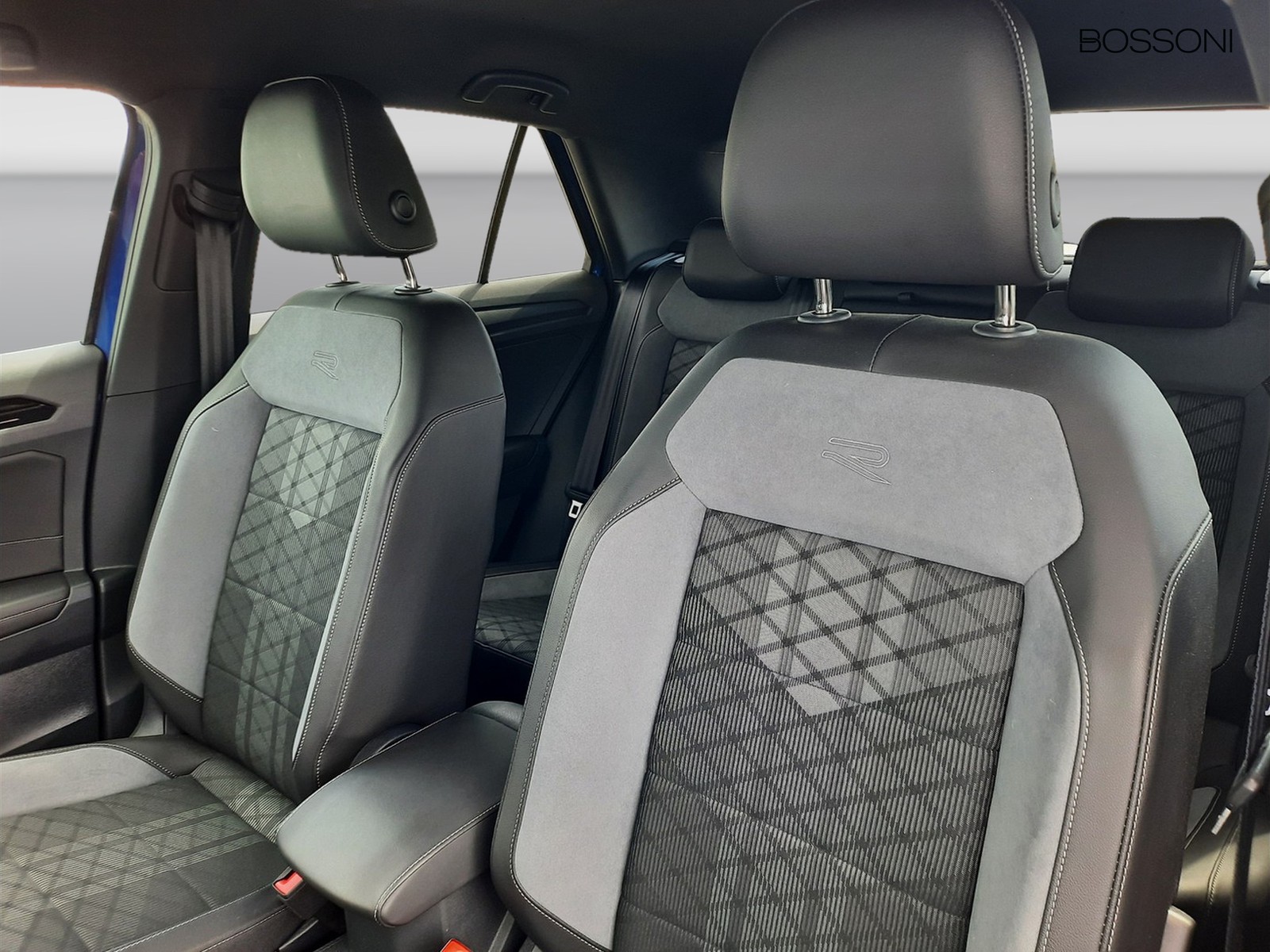 16 - Volkswagen T-Roc 1.0 tsi 110cv r line