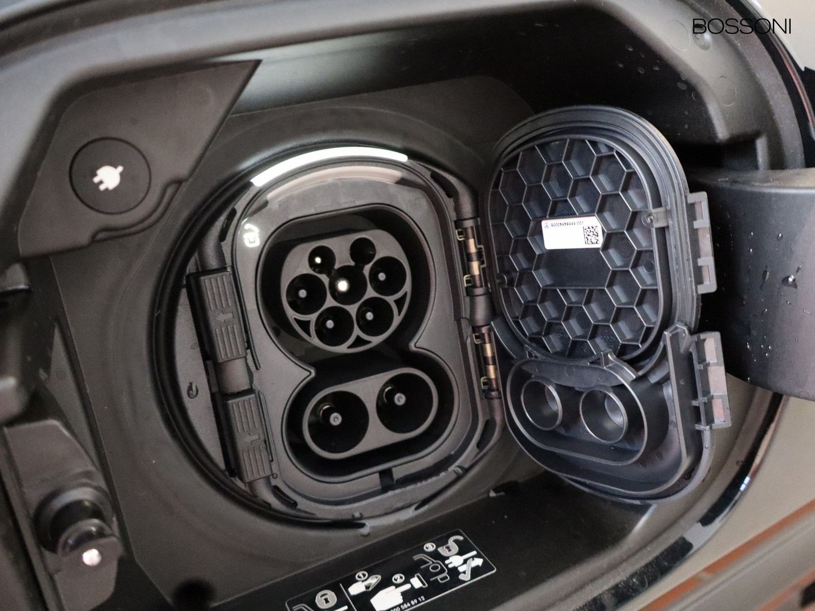 18 - Mercedes EQA 250+ amg line advanced plus