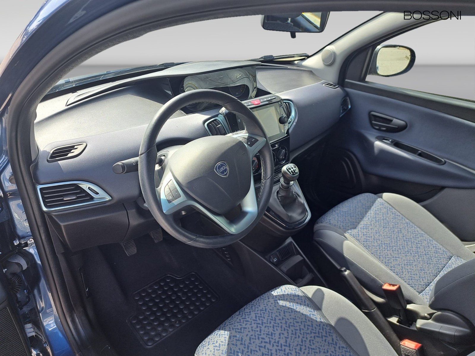 6 - Lancia Ypsilon 1.0 firefly hybrid 70cv gold s&s