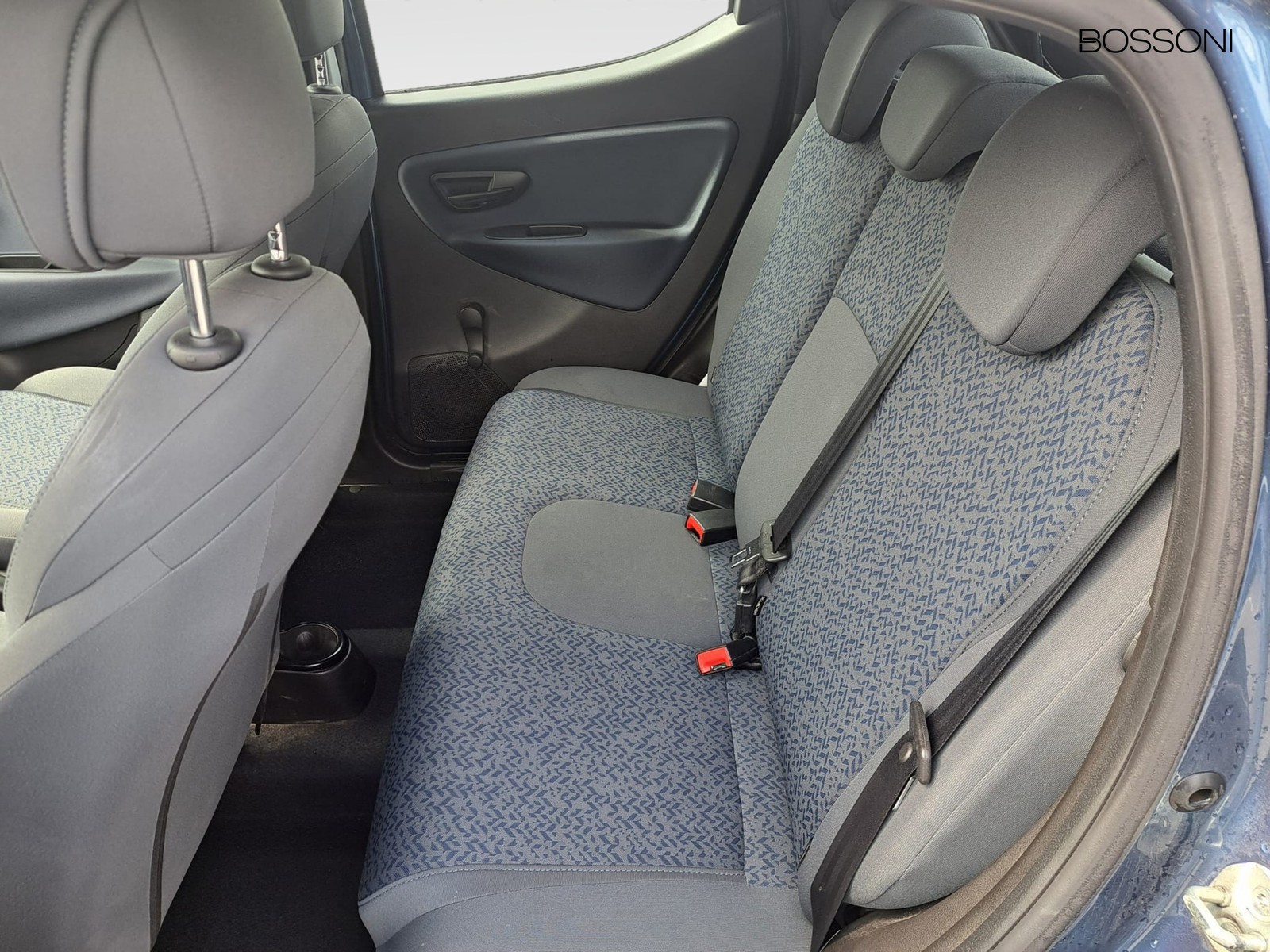8 - Lancia Ypsilon 1.0 firefly hybrid 70cv gold s&s