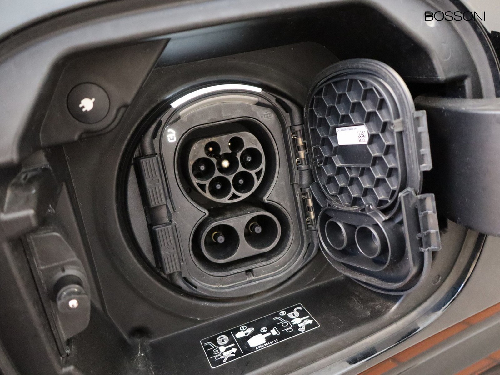 18 - Mercedes EQA 250+ amg line advanced
