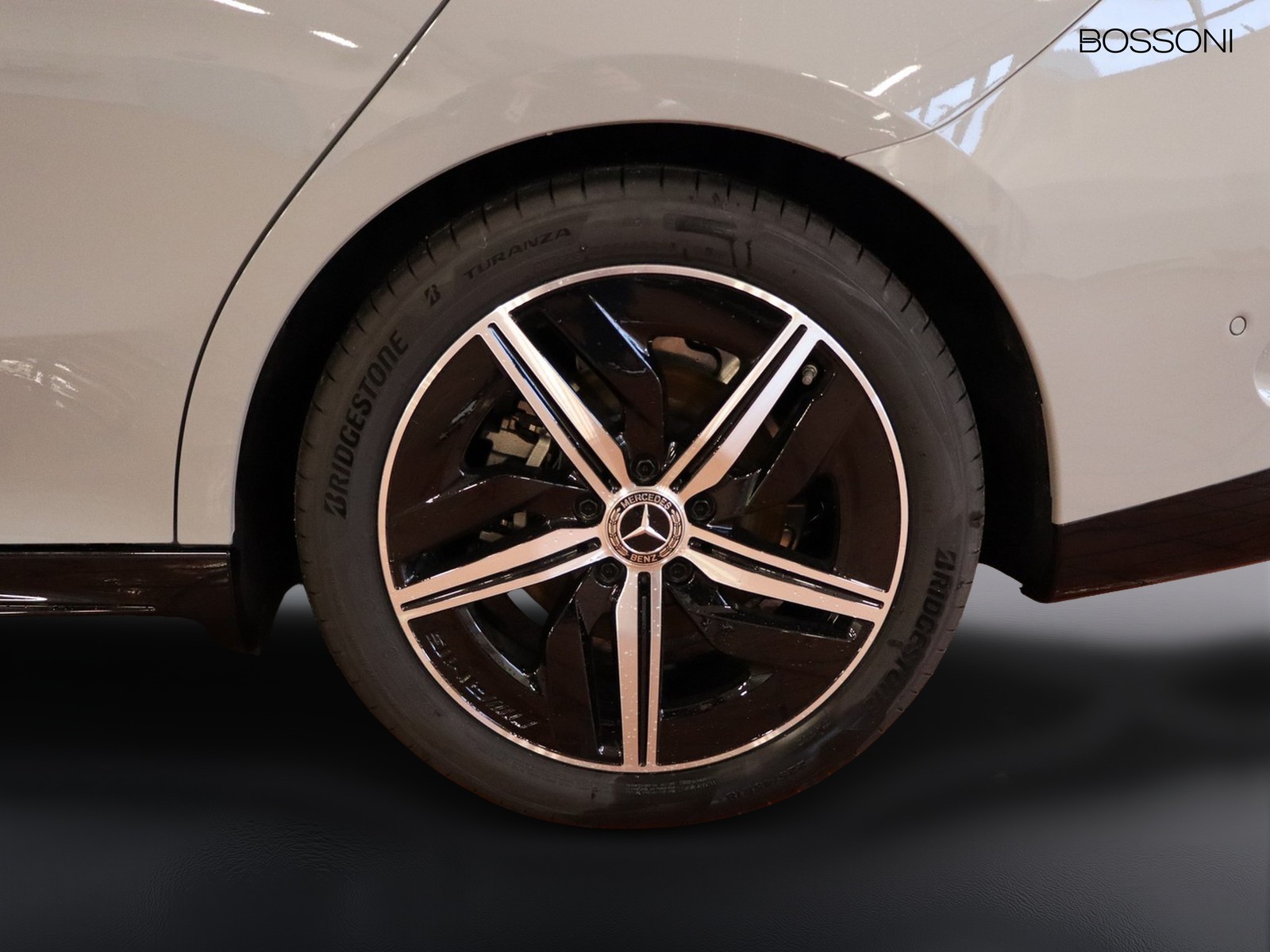 4 - Mercedes CLA 200 premium 4matic auto