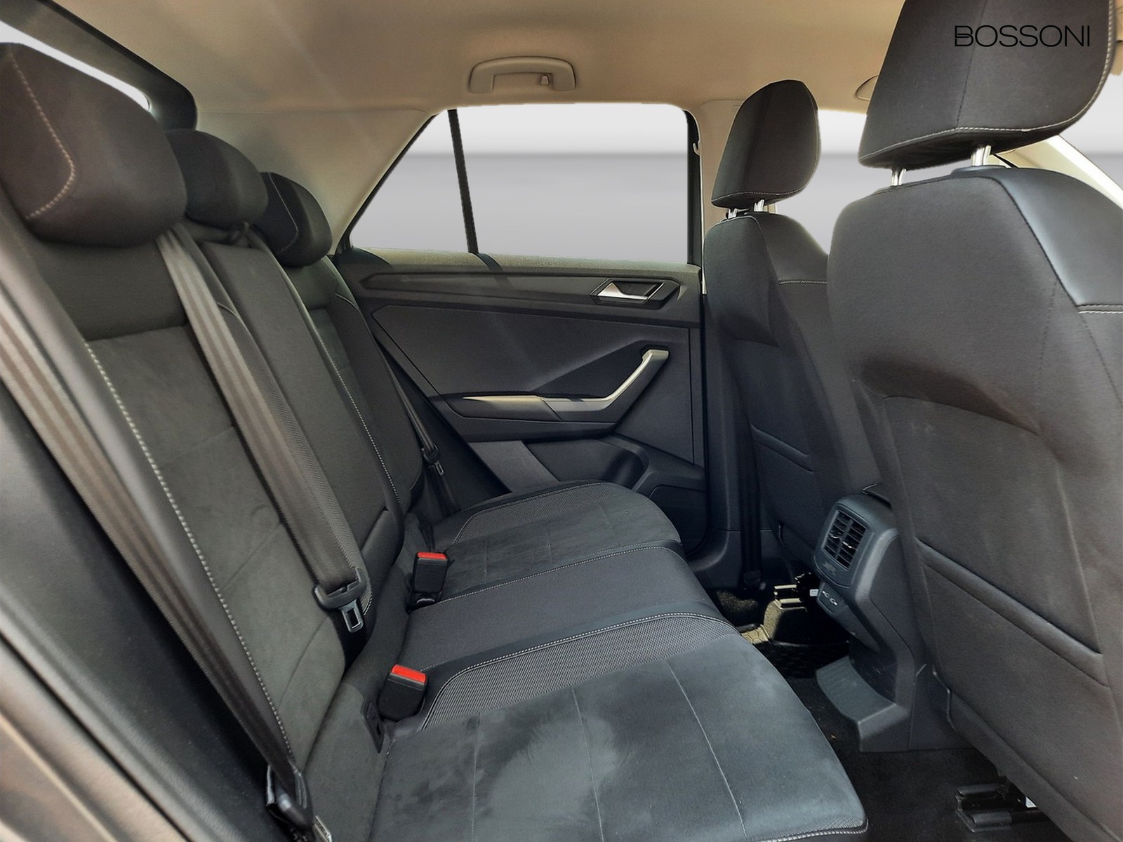 9 - Volkswagen T-Roc 1.0 tsi 110cv style