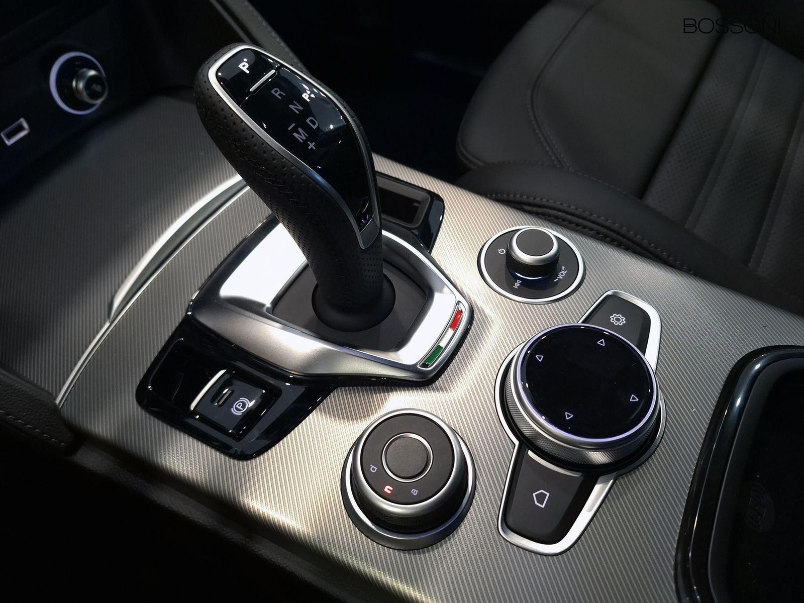 18 - Alfa Romeo Stelvio 2.2 turbo 210cv veloce q4 at8