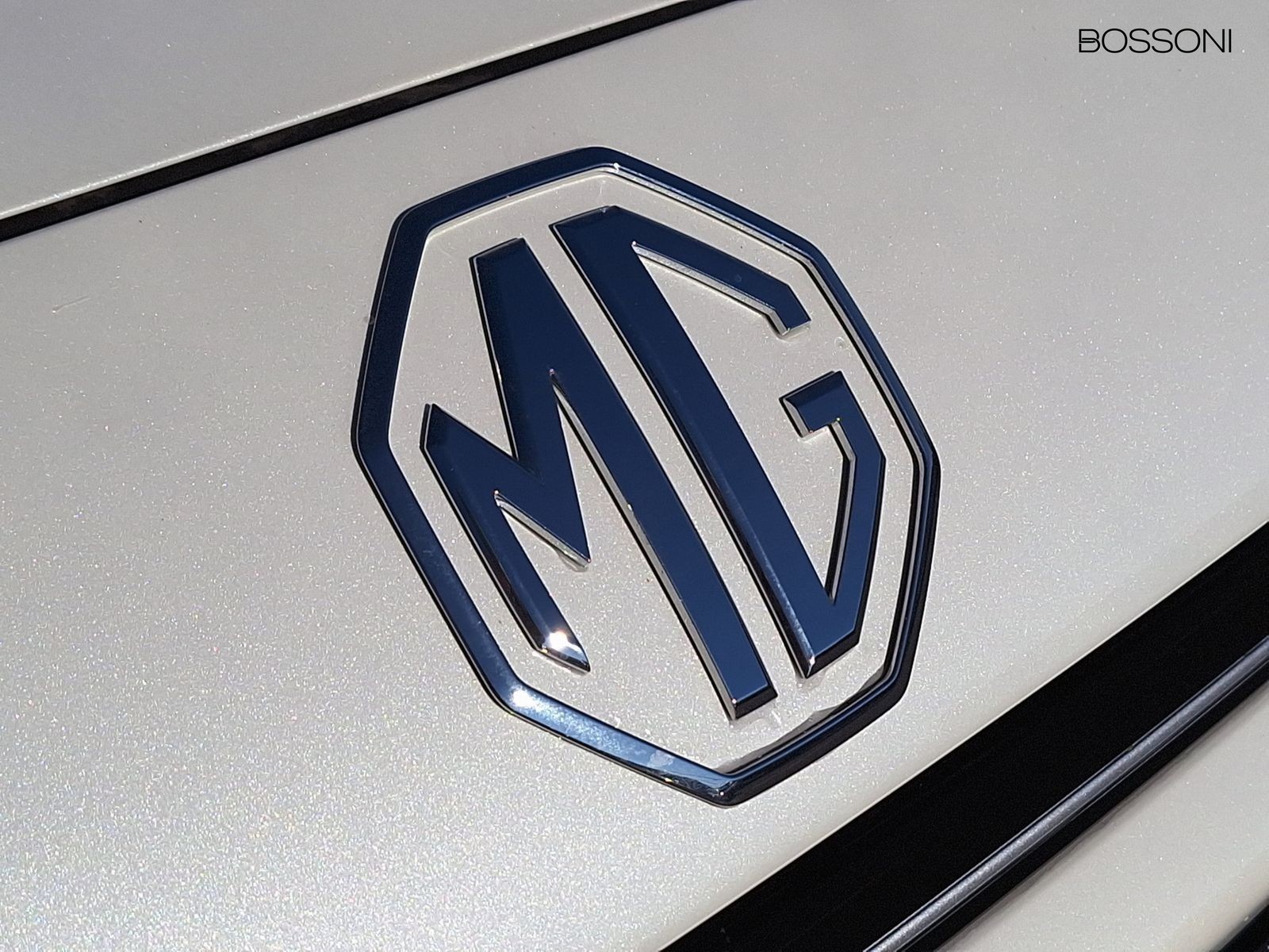 24 - Mg HS 1.5 phev luxury auto