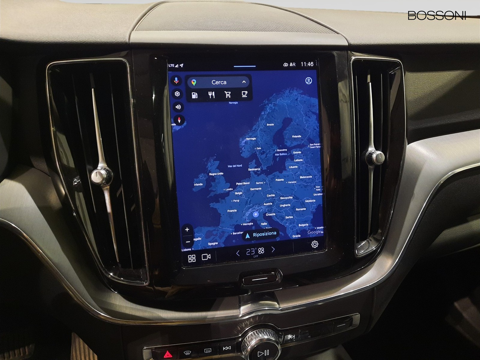 12 - Volvo XC60 2.0 b4 momentum pro automatico