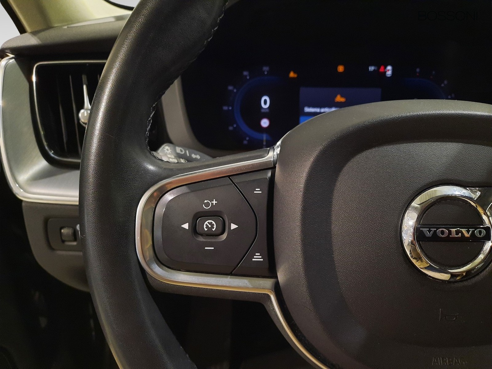 16 - Volvo XC60 2.0 b4 momentum pro automatico