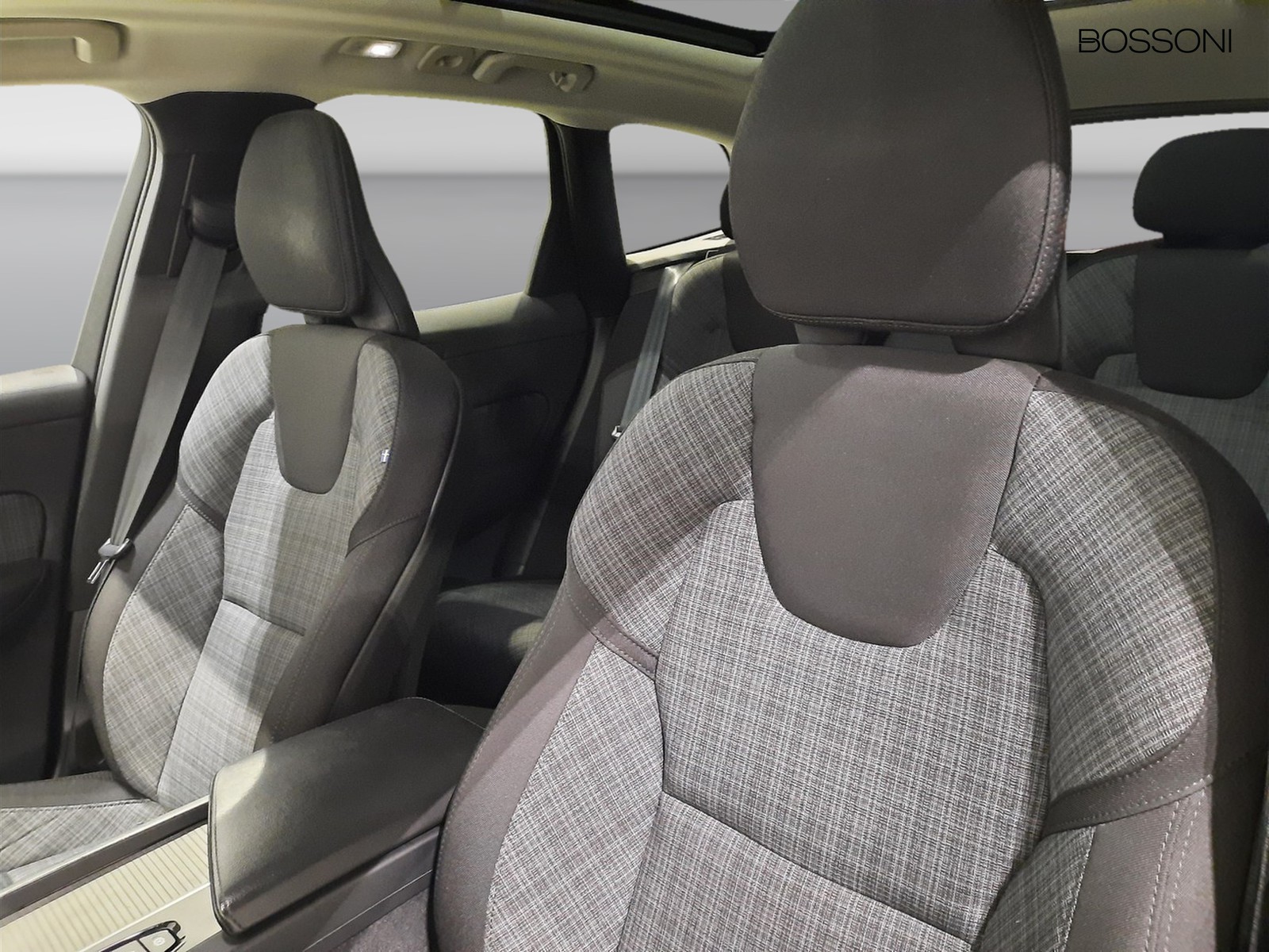 29 - Volvo XC60 2.0 b4 momentum pro automatico
