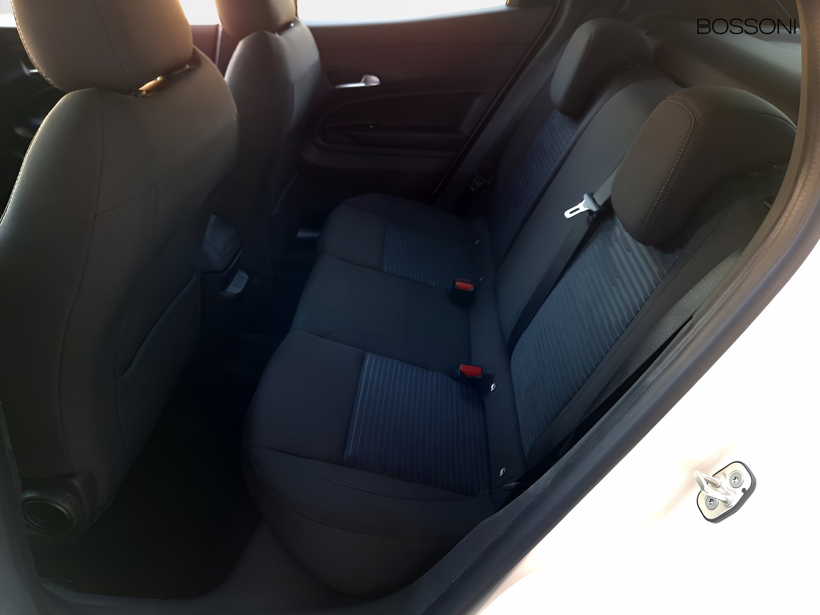 12 - Alfa Romeo Junior 1.2 hybrid 145cv ibrida edct6
